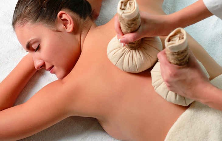 Massagem Herbal (pindas aquecidas)